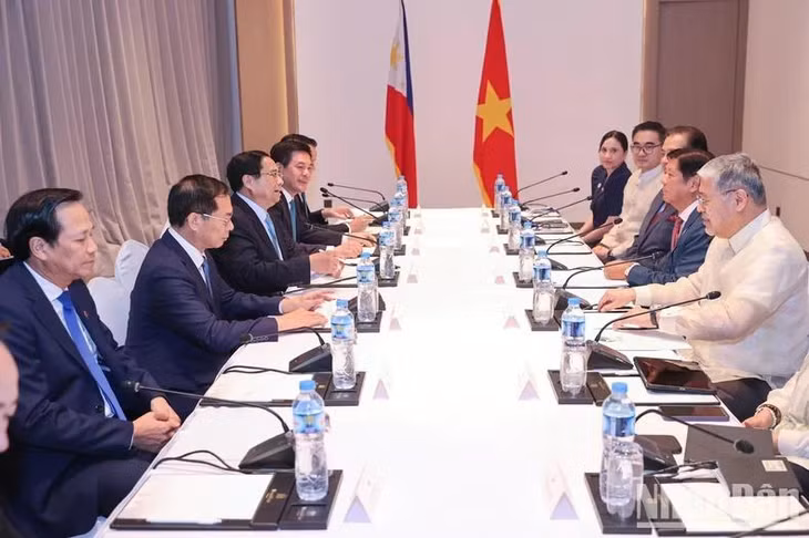 Thủ tướng Phạm Minh Chính hội kiến Tổng thống Philippines Ferdinand Romualdez Marcos. (Ảnh: NHẬT BẮC - VGP)