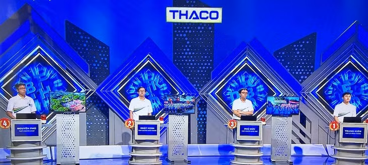 Bốn “nhà leo núi” vào vị trí xuất phát.