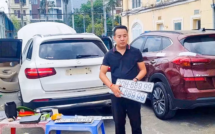Đỗ Tuấn Dũng và biển số xe giả - Ảnh: Công an TP Hải Phòng