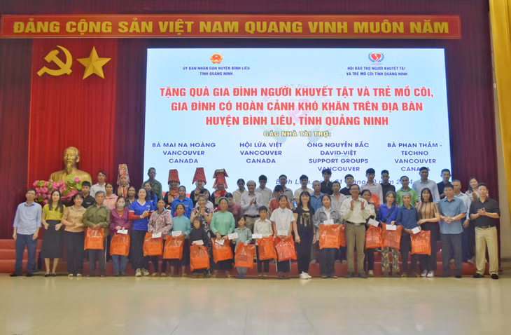 Hội Bảo trợ NKT&amp;TMC tỉnh và các nhà hảo tâm trao quà tại huyện Bình Liêu.