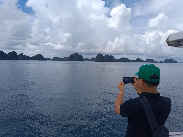 Du khách tham quan vịnh Bái Tử Long từ Vũng Đục.
