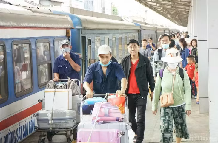 Ngành đường sắt khuyến cáo khi hành khách mua vé vé Tết Ất Tỵ 2025 xem thông tin có hợp lệ hay không để được hỗ trợ. Ảnh: Thanh Minh.