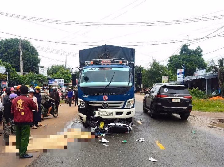Va chạm với xe tải, bà và cháu gái 2 tuổi tử vong thương tâm. Ảnh: N.N