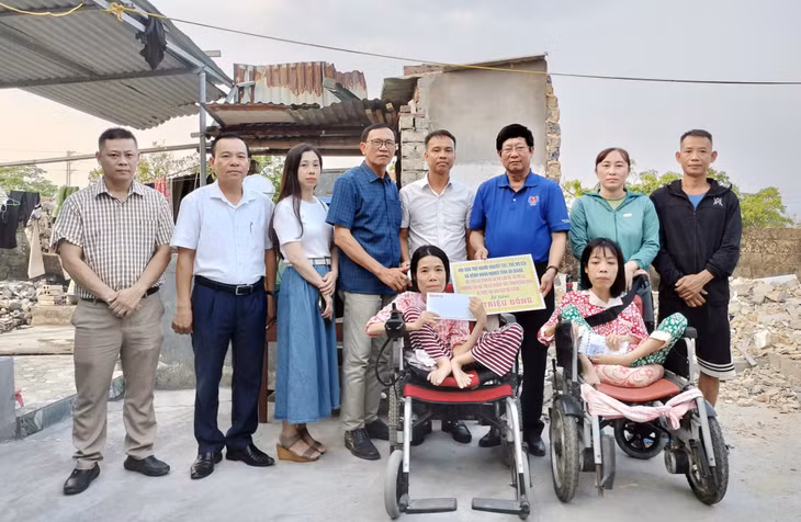 Lãnh đạo Hội Bảo trợ NKT- TMC Việt Nam, Hội Bảo trợ NKT-TMC tỉnh cùng các cấp, ngành, chính quyền địa phương thăm hỏi, động viên, tặng quà cho 2 chị em Vũ Thị Lân và Vũ Thị La, khu Thống Nhất 1, phường Tân An (TX Quảng Yên) tháng 10/2024.