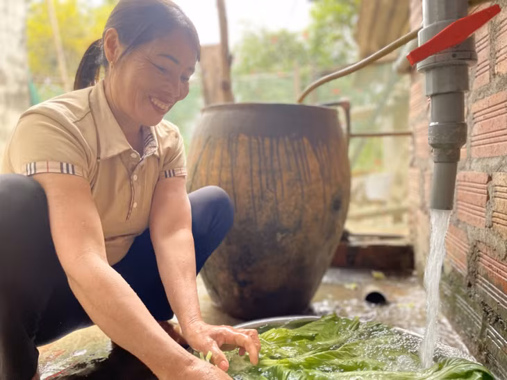 Người dân xã Phong Dụ (huyện Tiên Yên) phấn khởi khi được sử dụng nước sinh hoạt hợp vệ sinh đến tận nhà.
