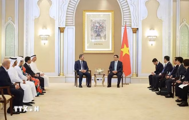 Thủ tướng Phạm Minh Chính tiếp đại diện một số tập đoàn hàng đầu của UAE. (Ảnh: Dương Giang/TTXVN)