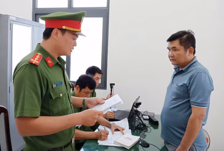 Bị can Nguyễn Minh Tuấn tại công an. Ảnh: Công an Bến Tre