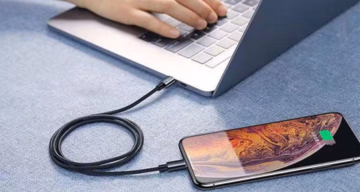 Cắm sạc pin điện thoại bằng máy tính có giảm tuổi thọ pin không?