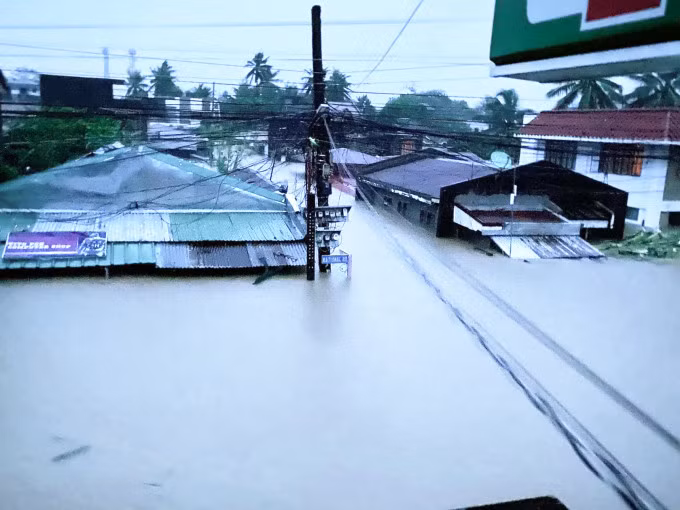 Những ngôi nhà bị ngập đến gần mái ở Bato, tỉnh Camarines Sur ngày 23/10. Ảnh: AFP