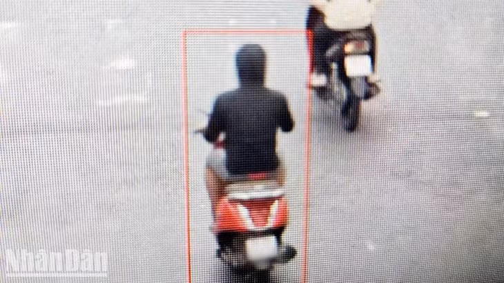 Đối tượng Dũng trên đường chạy trốn cùng xe máy của nạn nhân.