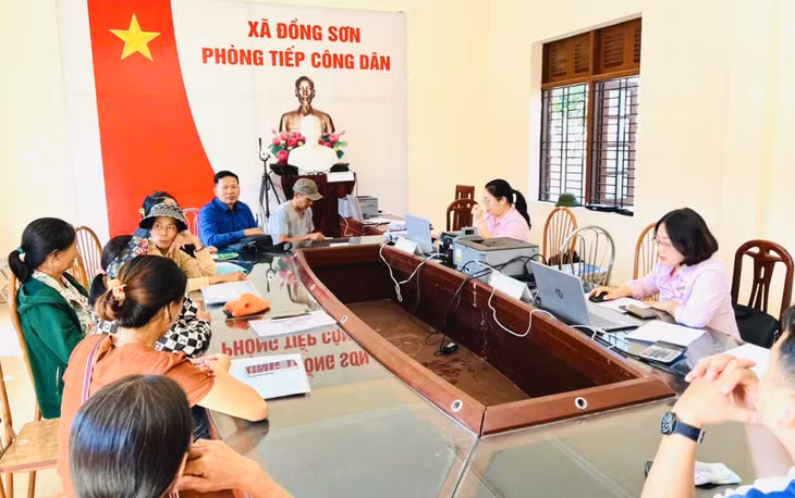 Tổ giao dịch lưu động Ngân hàng CSXH tỉnh hỗ trợ người dân xã Đồng Sơn (TP Hạ Long) vay vốn phát triển sản xuất sau bão.