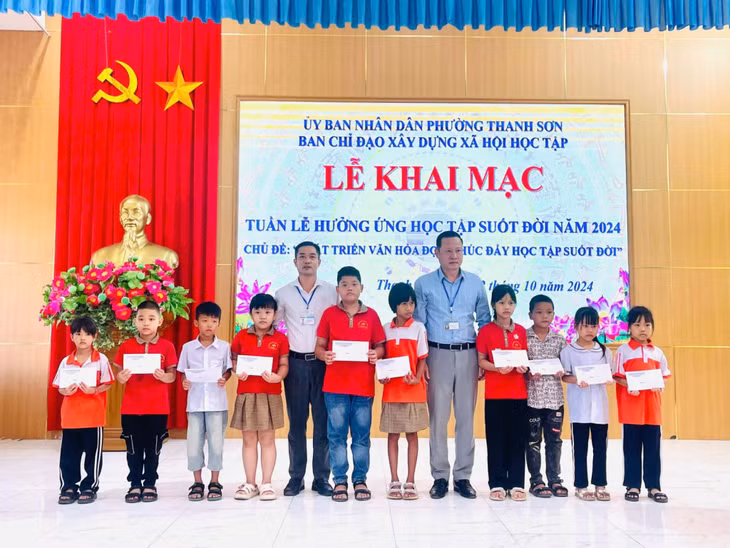 Phường Thanh Sơn tặng quà cho trẻ em có hoàn cảnh khó khăn đạt thành tích học tập tốt.