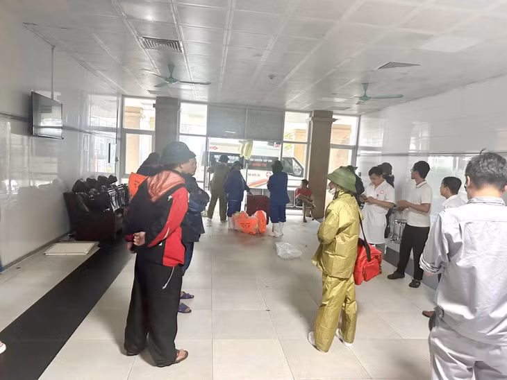 Đội cấp cứu cơ động của Trung tâm Y tế TX Quảng Yên chuẩn bị đi đón bệnh nhân cấp cứu trong bão số 3. (Ảnh đơn vị cung cấp)