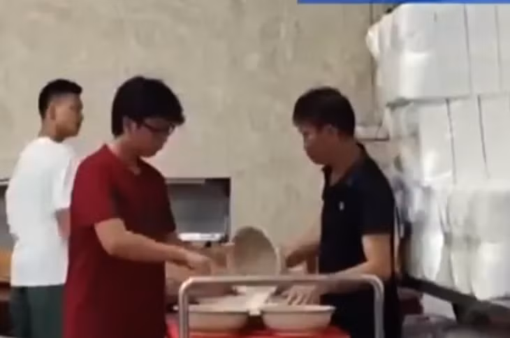 Hình ảnh nhân viên bếp ăn Đại học Bách khoa Hà Nội dồn cơm canh thừa phục vụ sinh viên. (Ảnh: VTV)