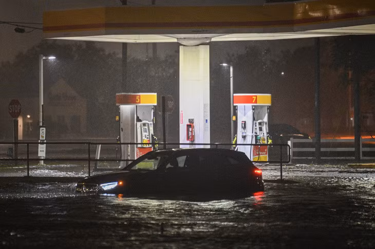 Nước ngập đến quá bánh xe ô tô ở Brandon, Florida - Ảnh: AFP