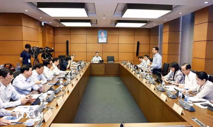 Đoàn đại biểu Quốc hội Thành phố Hồ Chí Minh thảo luận ở tổ. (Ảnh: Doãn Tấn/TTXVN)