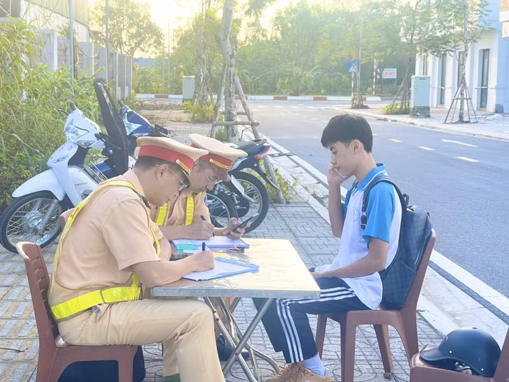 Tăng cường tuần tra kiểm soát và xử lý vi phạm đối với đối tượng thanh thiếu niên, học sinh trên địa bàn.