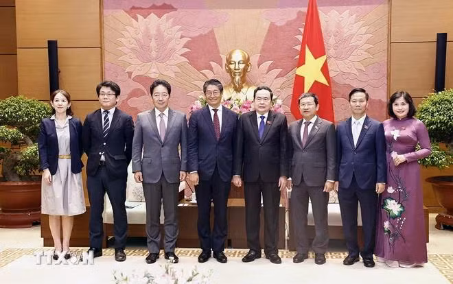 Chủ tịch Quốc hội Trần Thanh Mẫn với Đại sứ Nhật Bản tại Việt Nam Ito Naoki và các đại biểu. (Ảnh: Doãn Tấn/TTXVN)