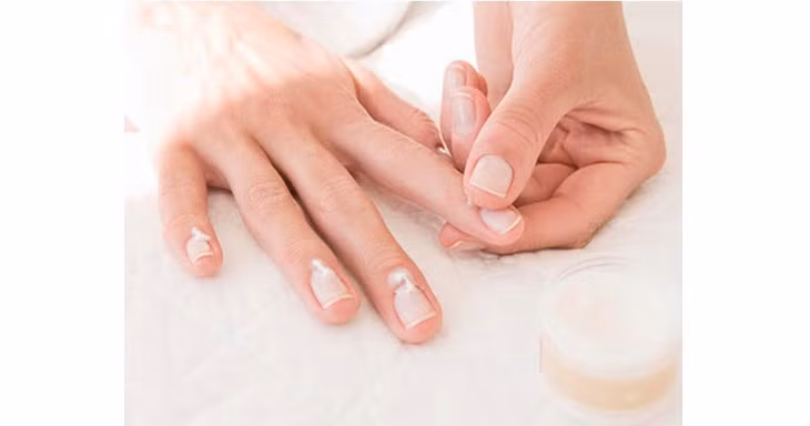 Thường xuyên dưỡng móng tay để ngăn ngừa móng bị hư tổn.