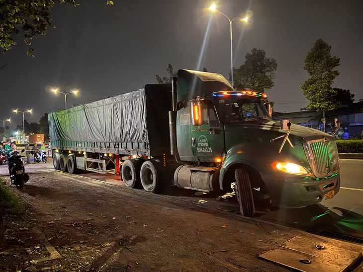 Xe container dừng lại sau tai nạn.