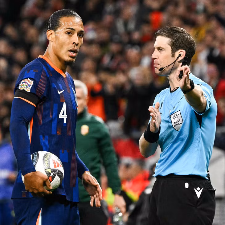 Phút 79, Van Dijk nhận thẻ vàng thứ hai, đồng nghĩa với thẻ đỏ rời sân - Ảnh: BR Football