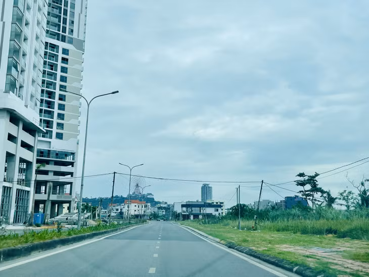 Các hộ dân ở Khu đô thị Cao Xanh-Hà Khánh (TP Hạ Long) phải kéo nhờ điện qua đường để sử dụng do nhiều năm việc bàn giao tài sản giữa chủ đầu tư với ngành Điện vẫn gặp vướng mắc.