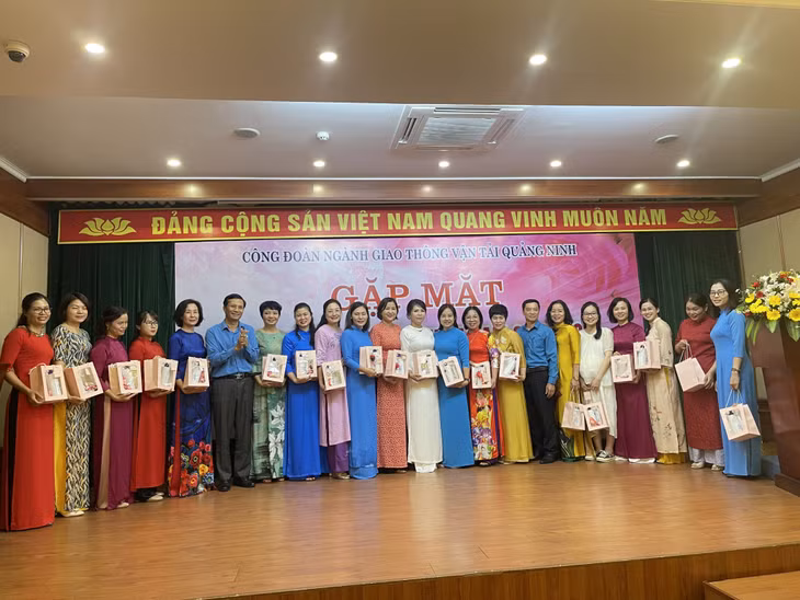 Công đoàn ngành GTVT tỉnh Quảng Ninh trao tặng quà cho các đại biểu tham dự chương trình.