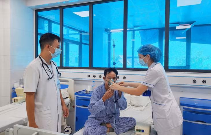 Các y, bác sĩ Khoa Hồi sức cấp cứu (Bệnh viện Phổi Quảng Ninh) chăm sóc, điều trị cho người bệnh.