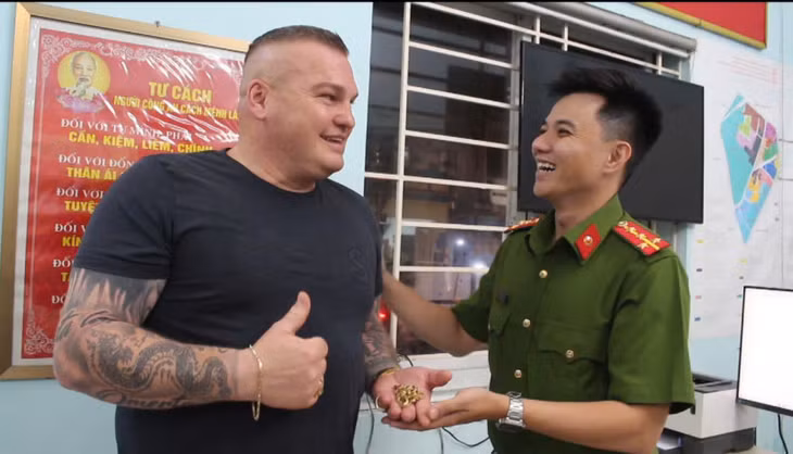 Bắt nhanh hai đối tượng "cộm cán", kịp thời trao trả tài sản cho du khách nước ngoài ảnh 4