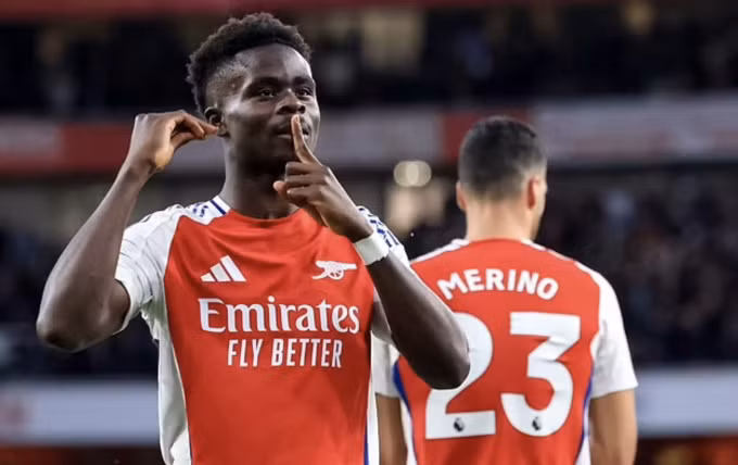 Saka ăn mừng sau khi ghi bàn vào lưới Liverpool. Ảnh: EPA.