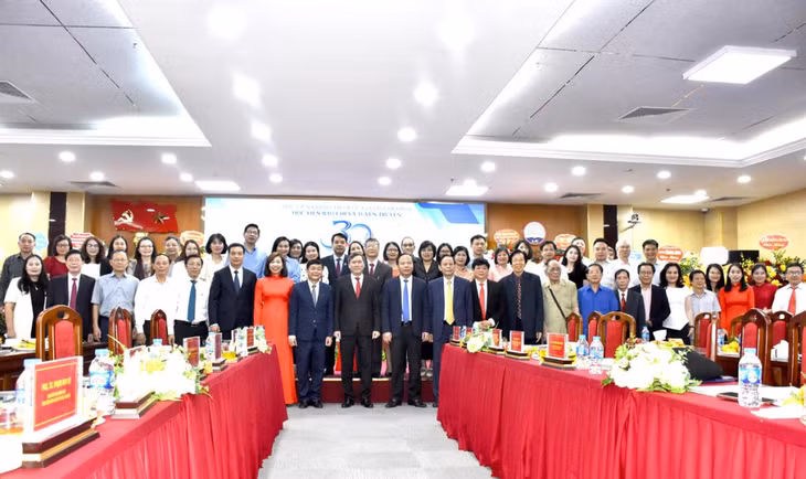 Các đại biểu chụp ảnh lưu niệm tại Lễ kỷ niệm và Hội thảo khoa học “Tạp chí Lý luận chính trị và Truyền thông 30 năm xây dựng và phát triển”.