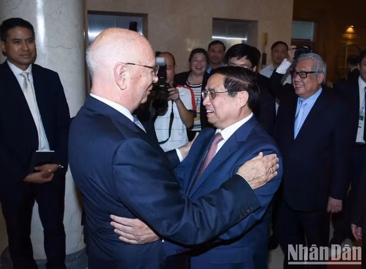 Thủ tướng Phạm Minh Chính và Giáo sư Klaus Schwab. (Ảnh: Trần Hải)