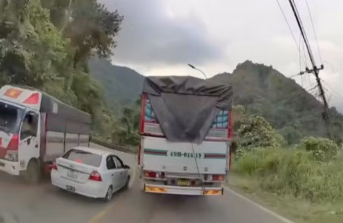 Hình ảnh ghi lại cảnh xe ôtô con vượt ẩu suýt gây tai nạn. Ảnh: Hoài Thanh