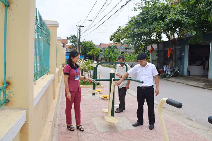 Cán bộ MTTQ và các đoàn thể xã Hiệp Hòa, TX Quảng Yên giám sát việc sử dụng các thiết chế văn hóa ở địa phương. Ảnh: Nguyễn Chiến