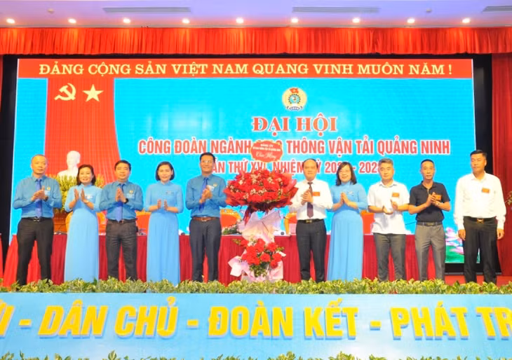 Lãnh đạo Sở GTVT tặng hoa chúc mừng Đại hội.