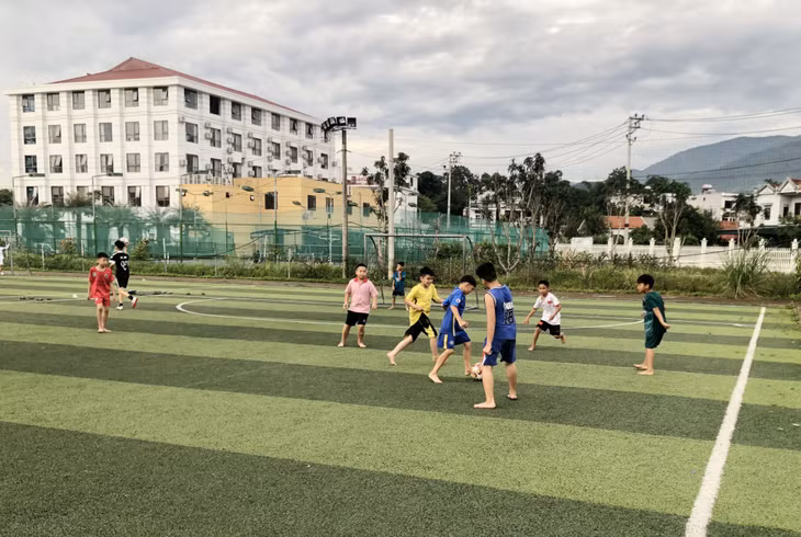 Lớp bóng đá được duy trì mở dịp hè hằng năm tại Bình Liêu luôn thu hút đông đảo thiếu nhi tham gia. Ảnh: Duy Khoa