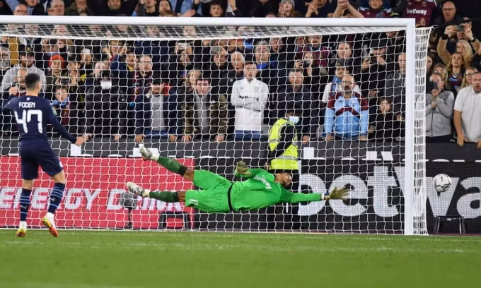 Cú sút hỏng của Foden chấm dứt bốn mùa giải liên tiếp Man City đoạt Cup Liên đoàn. Ảnh: Shutterstock