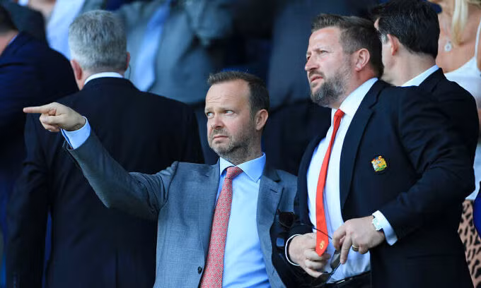 Phó Chủ tịch Ed Woodward (trái) và Giám đốc Điều hành Richard Arnold đã phải bàn với các ông chủ nhà Glazer về tương lai của HLV Solskjaer. Ảnh: Offside