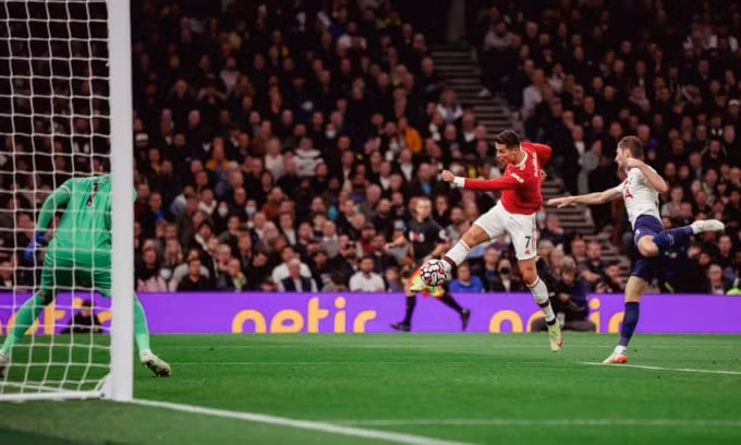 Ronaldo dứt chuỗi bốn trận tịt ngòi ở Ngoại hạng Anh với pha vô-lê đẳng cấp. Ảnh: Man Utd