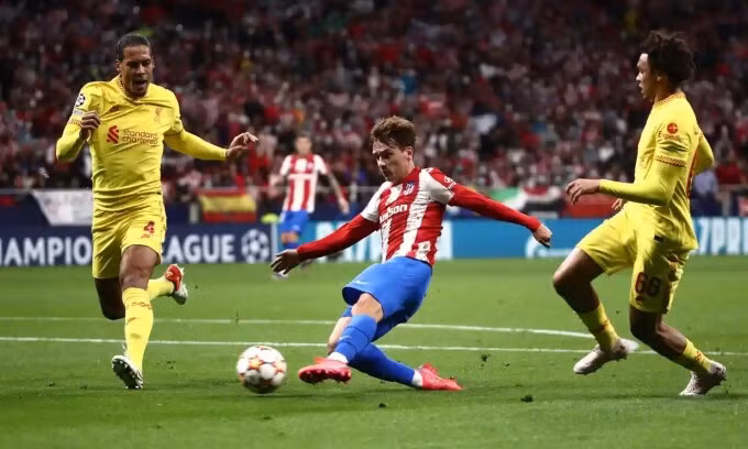 Griezmann đánh bại Van Dijk ở tình huống gỡ hòa 2-2 cho Atletico. Ảnh: Reuters.