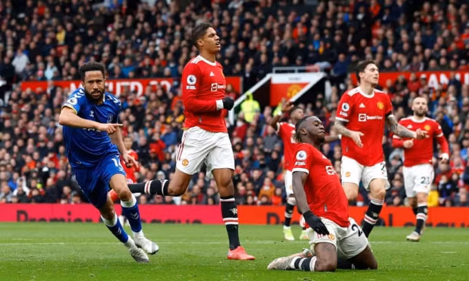 Townsend (trái) hai mùa liên tiếp chọc thủng lưới Man Utd tại Old Trafford. Ảnh: Reuters