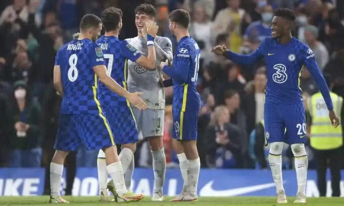 Thủ thành Kepa Arrizabalaga chia vui với đồng đội sau khi giúp đội nhà chiến thắng. Ảnh: CameraSport.