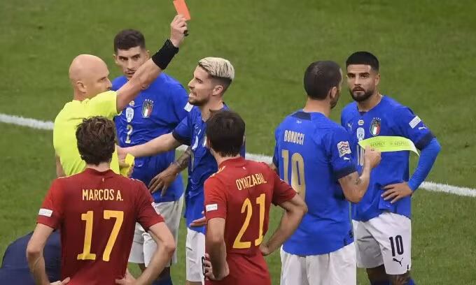 Trọng tài gây tranh cãi khi rút thẻ vàng thứ hai với Bonucci. Ảnh: AP.