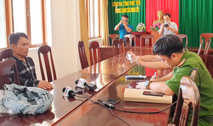 Điều tra viên ghi lời khai của Đoàn Minh Hải.