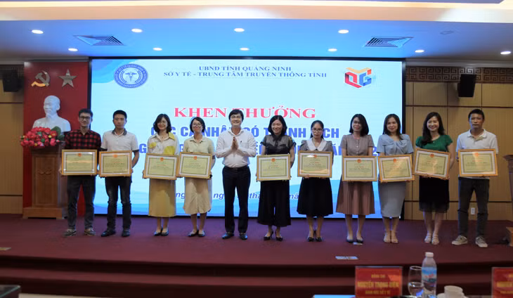 Lãnh đạo Sở Y tế trao giấy khen cho những cá nhân có thành tích xuất sắc trong công tác truyền thông y tế năm 2021