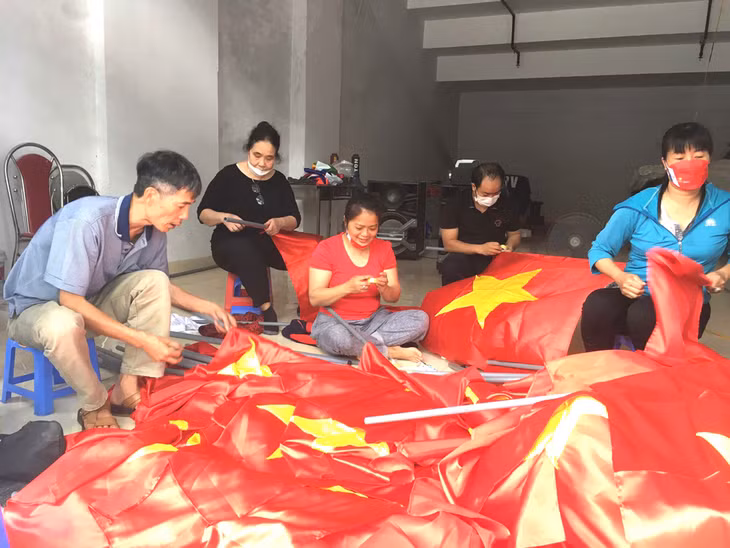 Hội cổ động viên bóng đá Quảng Ninh chuẩn bị hơn 500 lá cờ để cổ vũ cho đội tuyển nữ Việt Nam