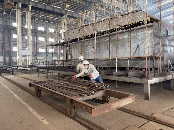 Tại mỗi công đoạn sản xuất của Công ty Đóng tàu Hạ Long đều có các an toàn viên đôn đốc, nhắc nhở, hướng dẫ chấp hành quy định về ATVSLĐ.