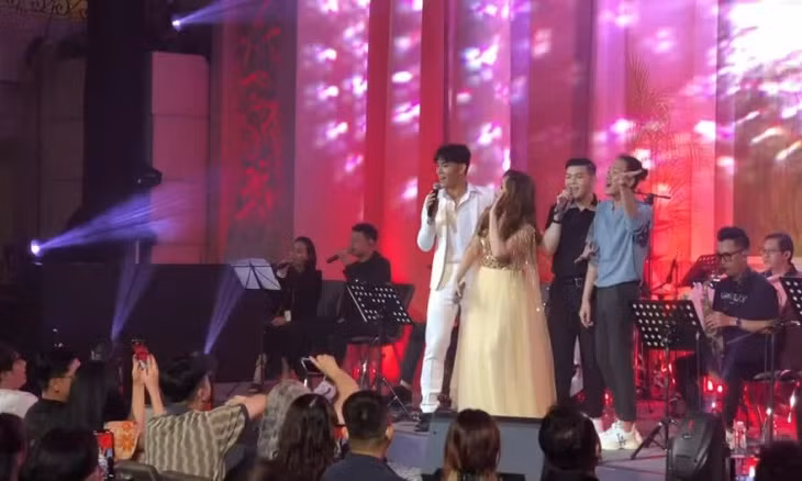 Hồ Quỳnh Hương hát "Với anh em vẫn là cô bé" (Lương Bằng Quang) trong show "Quỳnh".
