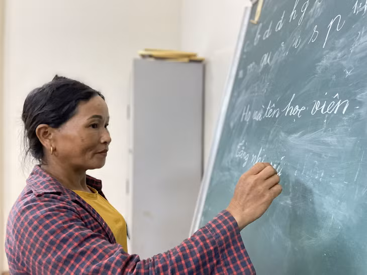 Bà Tằng Nhì Múi, học viên cao tuổi nhất trong lớp học xóa mù đã có thể viết được tên mình sau khóa học.
