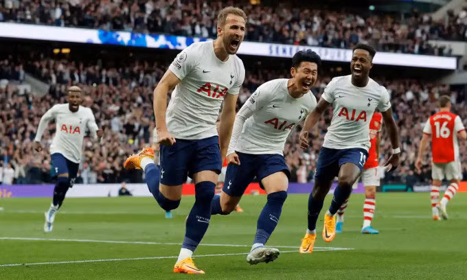 Harry Kane (trái) mừng bàn mở tỷ số trước Arsenal trong trận đấu tại London ngày 12/5. Ảnh: Guardian